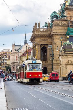 Prag Çek Cumhuriyeti - 21 Temmuz 2014: Tramvay, eski cadde Prag, Çek Cumhuriyeti 21 Temmuz 2014 tarihinde. Prag tarihi merkezi, şehir büyük sitelerin çoğu da dahil olmak üzere bir Unesco listelenen site 1992 yılında oldu..