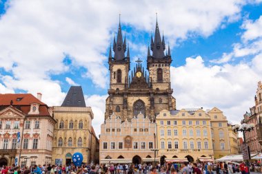 Prague, Çek Cumhuriyeti - 21 Temmuz 2014: kilise Our Lady Prag. Eski Şehir Meydanı Old Town çeyrek Prag Çek Cumhuriyeti tarihi bir kare mevcuttur.