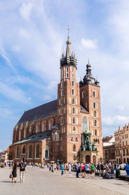 Krakow, Polonya - 26 Temmuz 2014: Meryem Ana Kilisesi bir yaz günü, Krakow, Polonya'nın tarihsel bir bölümünde