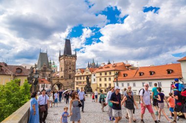 Prague, Çek Cumhuriyeti - 21 Temmuz 2014: turist üzerinde Charles Köprüsü, 21 Temmuz 2014, Prague, Çek Cumhuriyeti. Her yıl Prag 3,5 milyondan fazla turist tarafından ziyaret edilmiştir