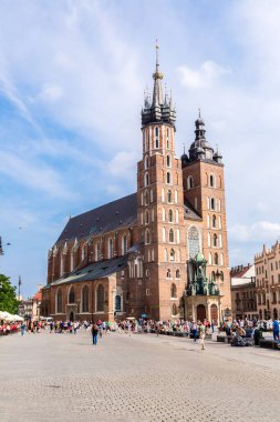 Krakow, Polonya - 26 Temmuz 2014: Meryem Ana Kilisesi bir yaz günü, Krakow, Polonya'nın tarihsel bir bölümünde