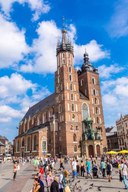 Krakow, Polonya - 26 Temmuz 2014: Meryem Ana Kilisesi bir yaz günü, Krakow, Polonya'nın tarihsel bir bölümünde