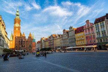 Wroclaw, Polonya - 29 Temmuz 2014: Eski Belediye Binası Wroclaw, Polonya üzerinde 29 Temmuz 2014. Wroclaw eski ve bir çok beautuful şehir Polonya