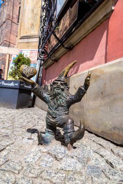 Wroclaw, Polonya - 29 Temmuz 2014: GNOME masal dan 29 Temmuz 2014 Wroclaw, Polonya bir yaz günü Tomasz Moczek tarafından yapılmış heykel