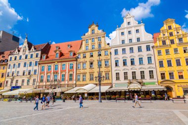 Wroclaw, Polonya - 29 Temmuz 2014: Şehir merkezine ve Market Square Wroclaw, Polonya üzerinde 29 Temmuz 2014. Wroclaw eski ve bir yaz günü bir çok beautuful şehirde Polonya