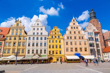 Wroclaw, Polonya - 29 Temmuz 2014: Şehir merkezine ve Market Square Wroclaw, Polonya üzerinde 29 Temmuz 2014. Wroclaw eski ve bir yaz günü bir çok beautuful şehirde Polonya