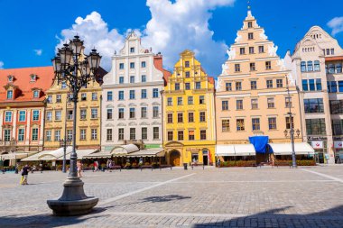 Wroclaw, Polonya - 29 Temmuz 2014: Şehir merkezine ve Market Square Wroclaw, Polonya üzerinde 29 Temmuz 2014. Wroclaw eski ve bir yaz günü bir çok beautuful şehirde Polonya