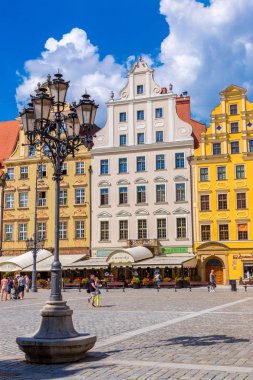 Wroclaw, Polonya - 29 Temmuz 2014: Şehir merkezine ve Market Square Wroclaw, Polonya üzerinde 29 Temmuz 2014. Wroclaw eski ve bir yaz günü bir çok beautuful şehirde Polonya