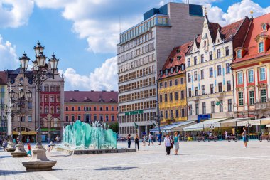 Wroclaw, Polonya - 29 Temmuz 2014: Şehir merkezine ve Market Square Wroclaw, Polonya üzerinde 29 Temmuz 2014. Wroclaw eski ve bir yaz günü bir çok beautuful şehirde Polonya