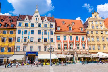 Wroclaw, Polonya - 29 Temmuz 2014: Şehir merkezine ve Market Square Wroclaw, Polonya üzerinde 29 Temmuz 2014. Wroclaw eski ve bir yaz günü bir çok beautuful şehirde Polonya