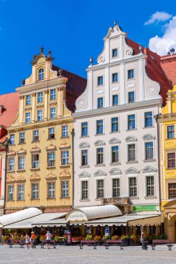 Wroclaw, Polonya - 29 Temmuz 2014: Şehir merkezine ve Market Square Wroclaw, Polonya üzerinde 29 Temmuz 2014. Wroclaw eski ve bir yaz günü bir çok beautuful şehirde Polonya