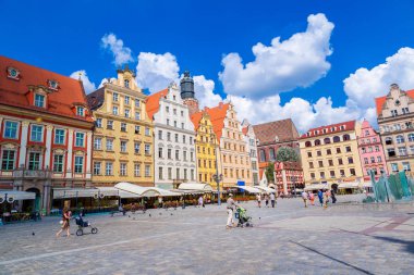 Wroclaw, Polonya - 29 Temmuz 2014: Şehir merkezine ve Market Square Wroclaw, Polonya üzerinde 29 Temmuz 2014. Wroclaw eski ve bir yaz günü bir çok beautuful şehirde Polonya