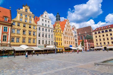 Wroclaw, Polonya - 29 Temmuz 2014: Şehir merkezine ve Market Square Wroclaw, Polonya üzerinde 29 Temmuz 2014. Wroclaw eski ve bir yaz günü bir çok beautuful şehirde Polonya