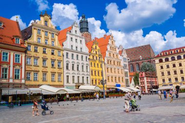 Wroclaw, Polonya - 29 Temmuz 2014: Şehir merkezine ve Market Square Wroclaw, Polonya üzerinde 29 Temmuz 2014. Wroclaw eski ve bir yaz günü bir çok beautuful şehirde Polonya
