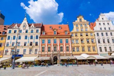 Wroclaw, Polonya - 29 Temmuz 2014: Şehir merkezine ve Market Square Wroclaw, Polonya üzerinde 29 Temmuz 2014. Wroclaw eski ve bir yaz günü bir çok beautuful şehirde Polonya