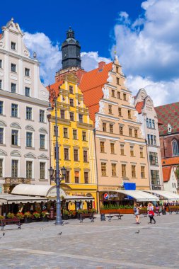 Wroclaw, Polonya - 29 Temmuz 2014: Şehir merkezine ve Market Square Wroclaw, Polonya üzerinde 29 Temmuz 2014. Wroclaw eski ve bir yaz günü bir çok beautuful şehirde Polonya