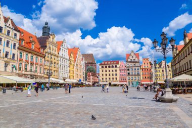 Wroclaw, Polonya - 29 Temmuz 2014: Şehir merkezine ve Market Square Wroclaw, Polonya üzerinde 29 Temmuz 2014. Wroclaw eski ve bir yaz günü bir çok beautuful şehirde Polonya