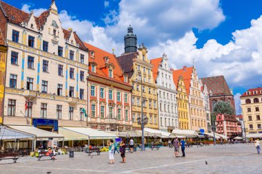 Wroclaw, Polonya - 29 Temmuz 2014: Şehir merkezine ve Market Square Wroclaw, Polonya üzerinde 29 Temmuz 2014. Wroclaw eski ve bir yaz günü bir çok beautuful şehirde Polonya