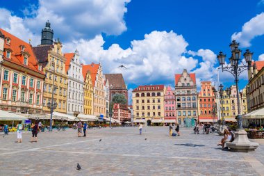 Wroclaw, Polonya - 29 Temmuz 2014: Şehir merkezine ve Market Square Wroclaw, Polonya üzerinde 29 Temmuz 2014. Wroclaw eski ve bir yaz günü bir çok beautuful şehirde Polonya