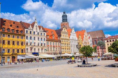 Wroclaw, Polonya - 29 Temmuz 2014: Şehir merkezine ve Market Square Wroclaw, Polonya üzerinde 29 Temmuz 2014. Wroclaw eski ve bir yaz günü bir çok beautuful şehirde Polonya