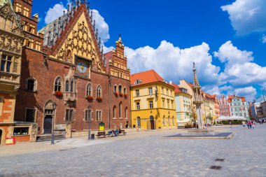 Wroclaw, Polonya - 29 Temmuz 2014: Eski Belediye Binası Wroclaw, Polonya üzerinde 29 Temmuz 2014. Wroclaw eski ve bir yaz günü bir çok beautuful şehirde Polonya