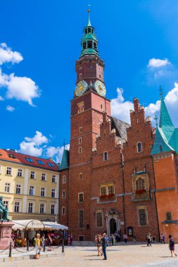Wroclaw, Polonya - 29 Temmuz 2014: Eski Belediye Binası Wroclaw, Polonya üzerinde 29 Temmuz 2014. Wroclaw eski ve bir çok beautuful şehir Polonya