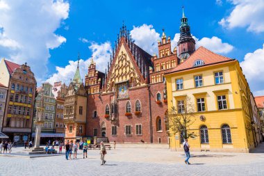 Wroclaw, Polonya - 29 Temmuz 2014: Eski Belediye Binası Wroclaw, Polonya üzerinde 29 Temmuz 2014. Wroclaw eski ve bir yaz günü bir çok beautuful şehirde Polonya