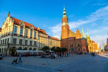 Wroclaw, Polonya - 29 Temmuz 2014: Eski Belediye Binası Wroclaw, Polonya üzerinde 29 Temmuz 2014. Wroclaw eski ve bir çok beautuful şehir Polonya