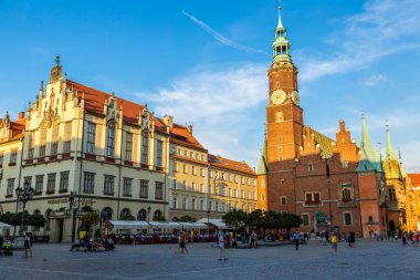 Wroclaw, Polonya - 29 Temmuz 2014: Eski Belediye Binası Wroclaw, Polonya üzerinde 29 Temmuz 2014. Wroclaw eski ve bir çok beautuful şehir Polonya