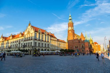 Wroclaw, Polonya - 29 Temmuz 2014: Eski Belediye Binası Wroclaw, Polonya üzerinde 29 Temmuz 2014. Wroclaw eski ve bir çok beautuful şehir Polonya