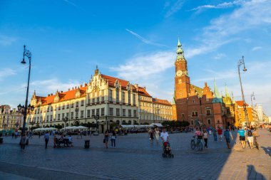 Wroclaw, Polonya - 29 Temmuz 2014: Eski Belediye Binası Wroclaw, Polonya üzerinde 29 Temmuz 2014. Wroclaw eski ve bir çok beautuful şehir Polonya