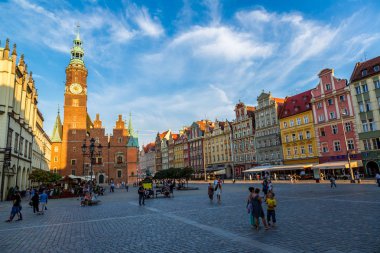 Wroclaw, Polonya - 29 Temmuz 2014: Eski Belediye Binası Wroclaw, Polonya üzerinde 29 Temmuz 2014. Wroclaw eski ve bir çok beautuful şehir Polonya