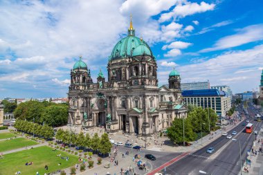 Berlin, Almanya - 3 Temmuz 2014: Görünüm, Berlin Cathedral civarındaki beautuful yaz günü Berlin'de