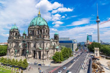 Berlin, Almanya - 3 Temmuz 2014: Görünüm, Berlin Cathedral civarındaki beautuful yaz günü Berlin'de