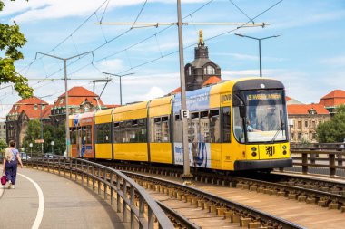 Dresden, Almanya - 11 Temmuz 2014: Modern tramvay Dresden güzel yaz günü Dresden, Almanya üzerinde 11 Temmuz 2014