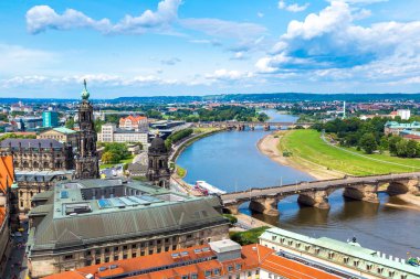 Dresden, Almanya - 11 Temmuz 2014: Panoramik Dresden ve Elbe Nehri.
