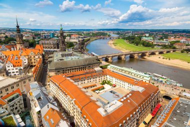 Dresden, Almanya - 11 Temmuz 2014: Panoramik Dresden ve Elbe Nehri.