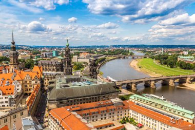 Dresden, Almanya - 11 Temmuz 2014: Panoramik Dresden ve Elbe Nehri.