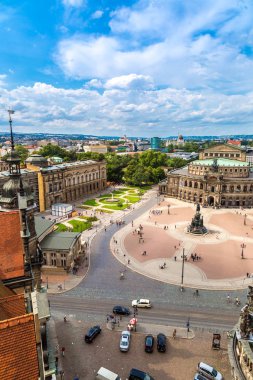 Dresden, Almanya - 11 Temmuz 2014: Dresden, Almanya'nın panoramik görünümü. Semper Opera Binası