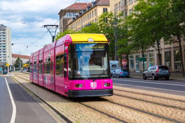 Dresden, Almanya - 11 Temmuz 2014: Modern tramvay Dresden güzel yaz günü Dresden, Almanya üzerinde 11 Temmuz 2014