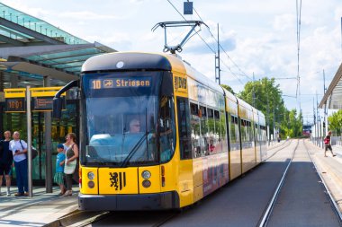 Dresden, Almanya - 11 Temmuz 2014: Modern tramvay Dresden güzel yaz günü Dresden, Almanya üzerinde 11 Temmuz 2014