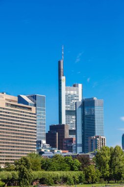 Frankfurt, Almanya - 9 Temmuz 2014: Yaz görünümünü finans bölgesine Frankfurt, Almanya