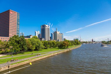 Frankfurt, Almanya - 9 Temmuz 2014: Yaz görünümünü finans bölgesine Frankfurt, Almanya