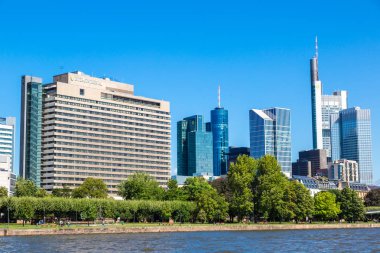 Frankfurt, Almanya - 9 Temmuz 2014: Yaz görünümünü finans bölgesine Frankfurt, Almanya