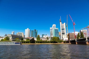 Frankfurt, Almanya - 9 Temmuz 2014: Yaz görünümünü finans bölgesine Frankfurt, Almanya