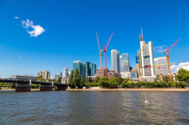 Frankfurt, Almanya - 9 Temmuz 2014: Yaz görünümünü finans bölgesine Frankfurt, Almanya