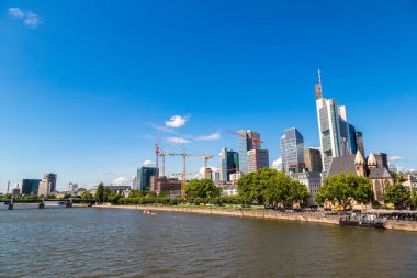 Frankfurt, Almanya - 9 Temmuz 2014: Yaz görünümünü finans bölgesine Frankfurt, Almanya