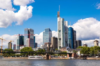 Frankfurt, Almanya - 9 Temmuz 2014: Yaz görünümünü finans bölgesine Frankfurt, Almanya
