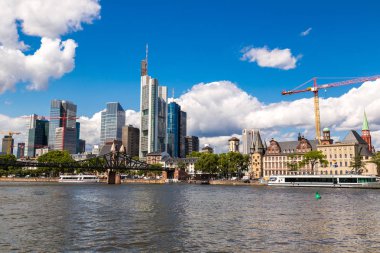 Frankfurt, Almanya - 9 Temmuz 2014: Yaz görünümünü finans bölgesine Frankfurt, Almanya