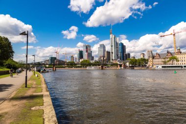 Frankfurt, Almanya - 9 Temmuz 2014: Yaz görünümünü finans bölgesine Frankfurt, Almanya